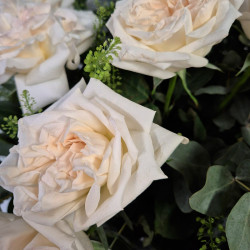 JARRÓN DE ROSAS JARDÍN TONOS BLANCOS