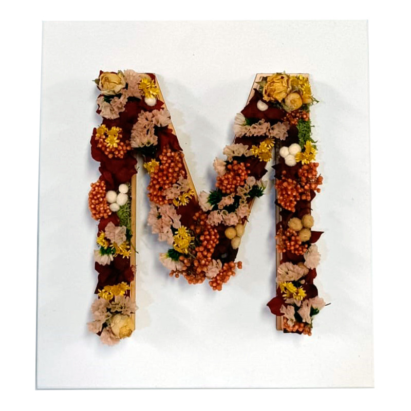 LETRA PERSONALIZADA SOBRE MARCO CON FLORES SECAS